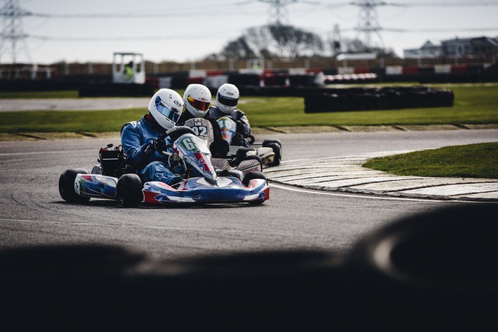 Trois hommes sur des karts