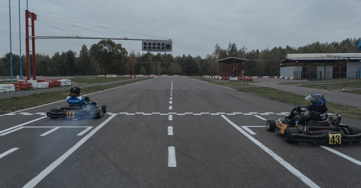 obtenez votre licence de karting et rejoignez l'univers palpitant des courses. que vous soyez débutant ou pilote expérimenté, notre programme vous prépare à vivre des sensations fortes tout en respectant les normes de sécurité. inscrivez-vous dès maintenant pour débuter votre aventure sur piste !