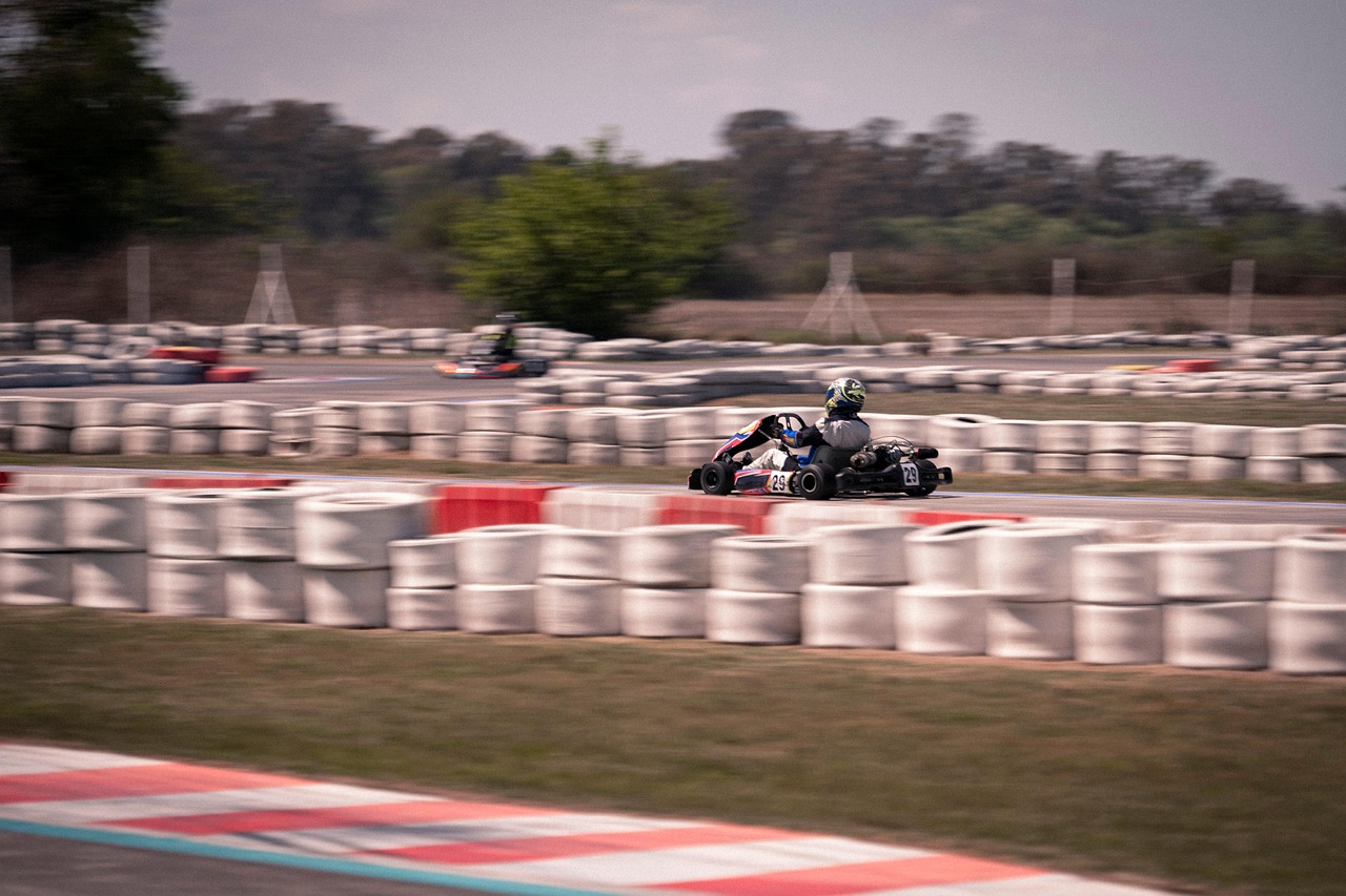 conseils essentiels pour la sécurité des enfants en karting : équipement adapté, règles à respecter et bonnes pratiques pour une expérience ludique et sûre.