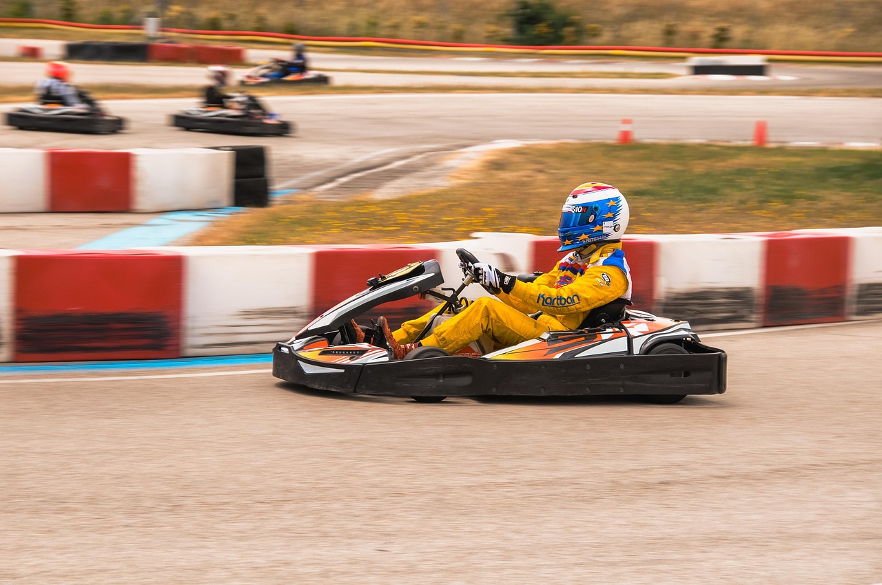 participez à une compétition de karting palpitante et vivez des sensations fortes sur la piste. dépassez vos limites et montrez votre talent de pilote !